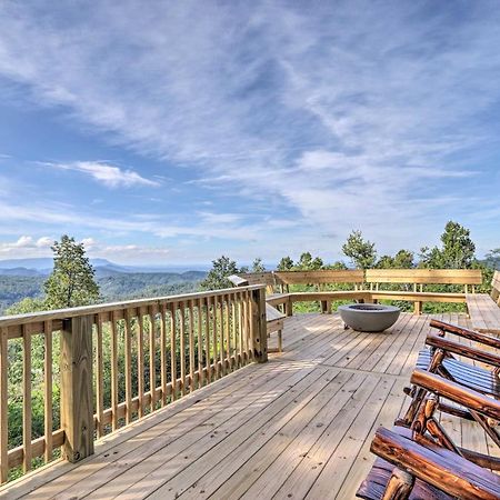 Upscale Gatlinburg Cabin Deck, Fire Pit And Hot Tub Exterior foto