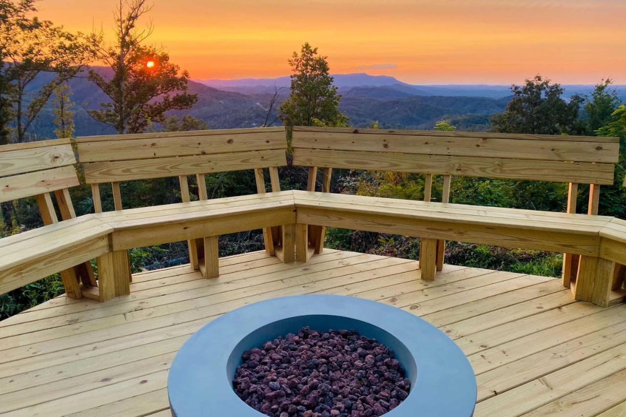 Upscale Gatlinburg Cabin Deck, Fire Pit And Hot Tub Exterior foto